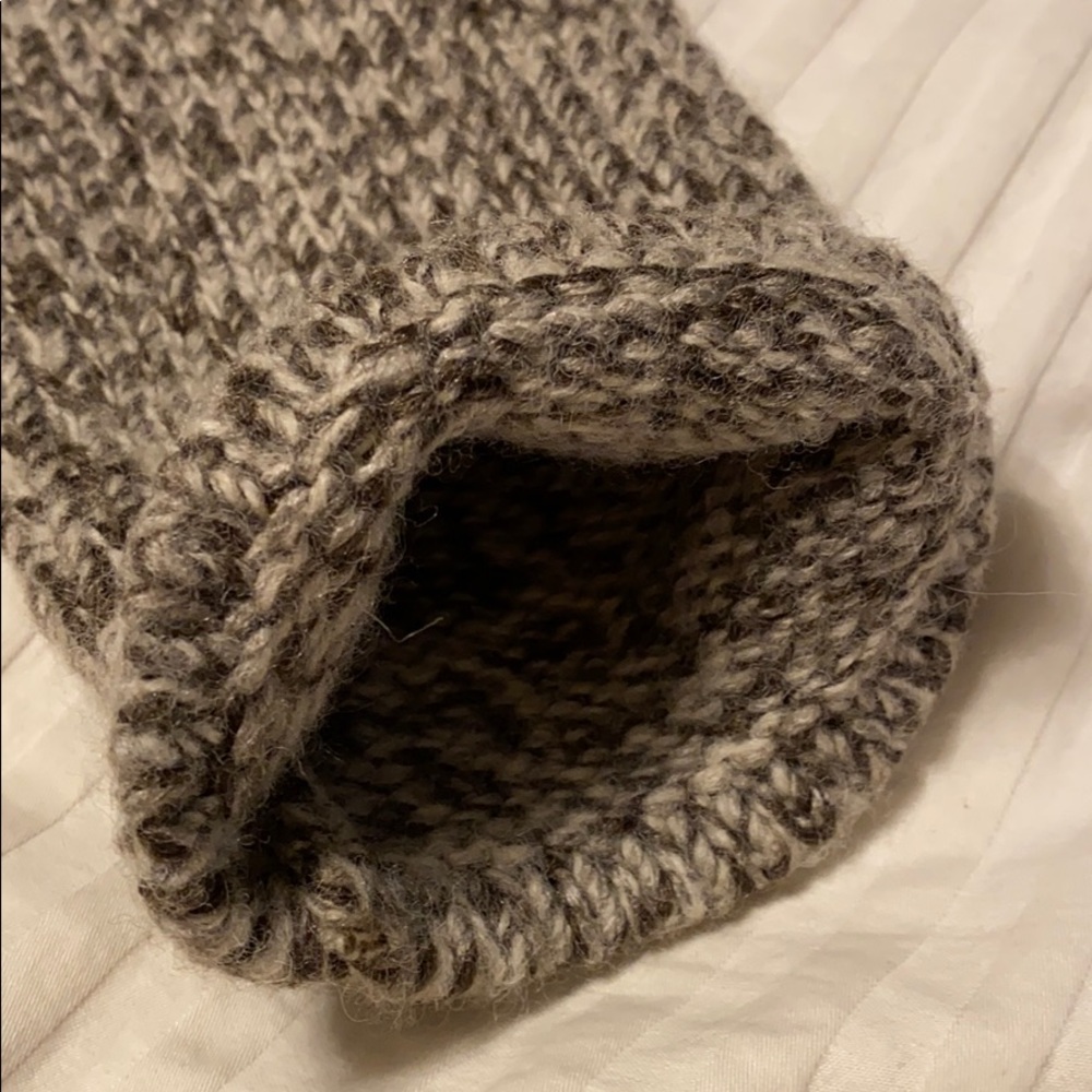 2 button Sweater - Picture 12 of 12
